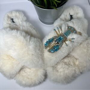 Laines London Luxe Women's White‎ Fur Slippers with Blue Lobster Brooch Size 7-8